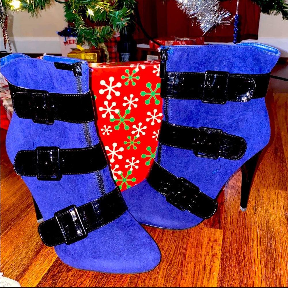 Casanova 17 booties with the buckle never worn